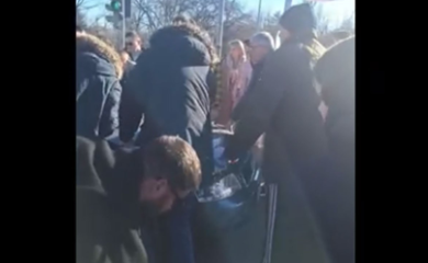 Autom upao na blokadu ispred Farmaceutskog fakulteta, oborio ženu (VIDEO)
