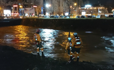 Sumnja se na samoubistvo: Djevojka taksijem došla na Skenderiju, pa skočila u nabujalu Miljacku
