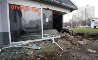 Automobilom uništio poslovni prostor pa pobjegao