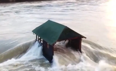 Poplavljena čuvena kućica na Drini (VIDEO)
