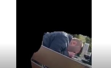 “Vukao linije” usred bijela dana: Šmrkao kokain u ugostiteljskom objektu VIDЕO