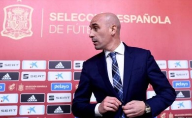 Epilog afere: Bivši trener proglašen krivim i kažnjen sa 10.000 evra zbog poljupca