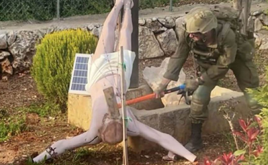 Fotografija koja je zaprepastila svijet: Izraelski vojnik maljem razbio Isusovu statuu (Foto)