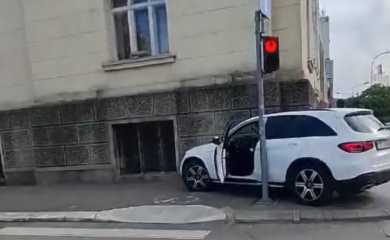 Mercedesom udario u zgradu Gradske uprave Banjaluka (VIDEO)