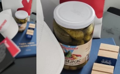 Grad Banjaluka učeniku generacije poklonio teglu krastavaca, savjetnica gradonačelnika poručila: "Poklonu se u zube ne gleda"