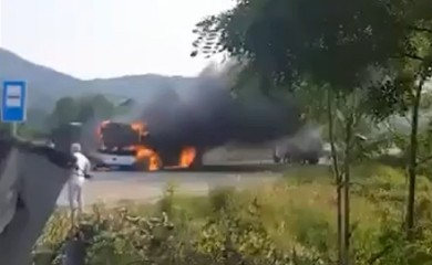 Izgorio autobus kod Kruševca (VIDEO)