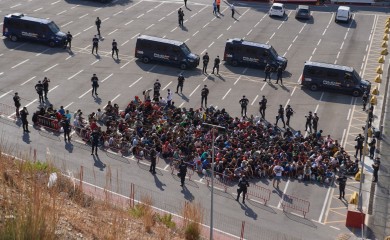 Seuta: Policija počela da premješta migrante sa plaže El Trampolin