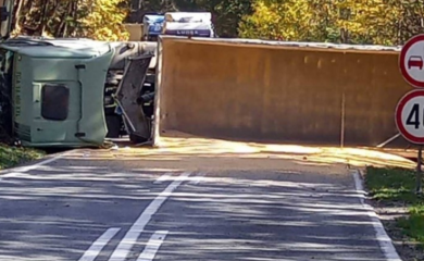 Prevrnuo se kamion, obustavljen saobraćaj