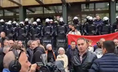 Nova blokada tužilaštva u Novom Sadu, poslanici i policija u okršaju na ulazu u zgradu