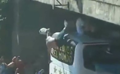 Navijač skočio na autobus sa Mesijem i ekipom, pa pao među masu (VIDEO)