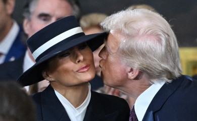 Snimak poljupca Melanije i Donalda Tramp srušio je internet zbog prve dame kojoj poručuju: „Obožavamo ovu ludu Slovenku“