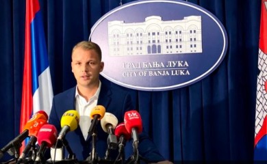 Stanivuković: “SNSD zapalio požar i sad u minut do 12 glume vatrogasce”
