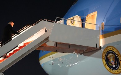 Drama iznad Atlantika: Trampov avion se vratio zbog kvara, predsjednik presjeo i ipak krenuo za Davos