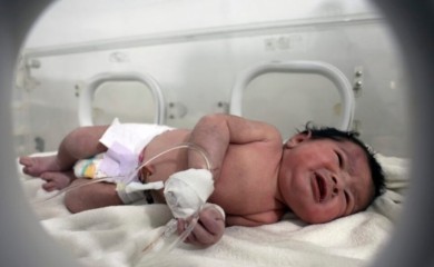 Djevojčica rođena ispod ruševina konačno usvojena