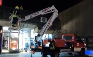 Vatrogasci spasavali dvije osobe sa krova Boske (VIDEO)