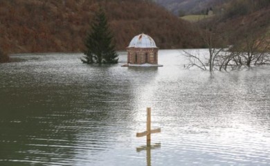 Čudo u potopljenoj crkvi Svetog Arhangela Mihaila: Ikone netaknute, svijeće stoje uspravno