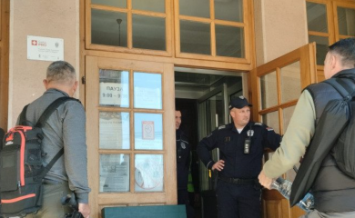 Opozicija pokušala da uđe u zgradu SO Bogatić, bacali jaja i kamenice