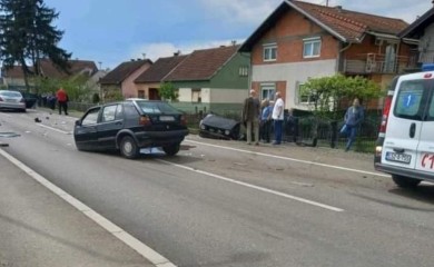 Golf prepolovljen u sudaru sa mercedesom, povrijeđen suvozač