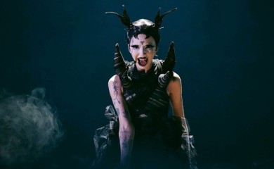Predstavnica Irske na Evroviziji šokirala izgledom na premijeri filma u Londonu (FOTO)