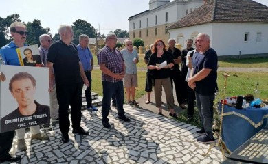Otkrivena spomen-ploča novinaru Dušku Tepšiću ubijenom 1992. godine