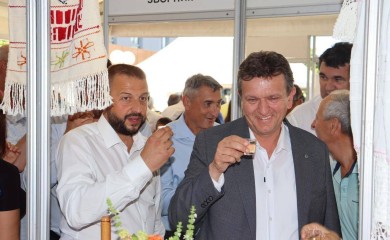 Skandal u Ugljeviku: Blanuša uzeo flašu rakije, slikao se – ali nije platio! (FOTO)