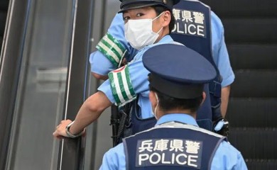 JAPAN: Zapalio se ispred vlade zbog Abeove sahrane