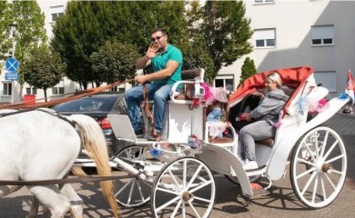 DIRLJIVO: Otac ispred porodilišta u Bijeljini dočekao majku i bebu sa bijelom kočijom