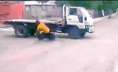 Čovjek podletio pod točkove kamiona i ostao živ