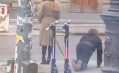 "Fifi, gledaj pravo” Snimak izazvao haos na mrežama, žena šeta muškarca na povocu usred bijela dana (VIDEO)