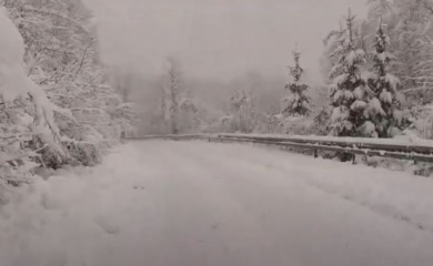 Pola metra snijega palo u Gorskom kotaru, problemi u saobraćaju (VIDEO)