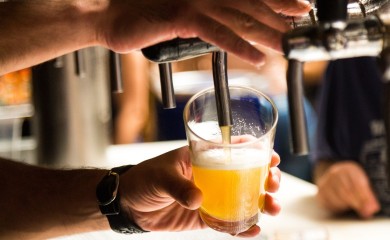 Englezi u potrazi za pivom završili u šeikovoj palati (VIDEO)