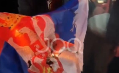 Mržnja prema Srbima: U Tirani zapaljena zastava Srbije (VIDEO)