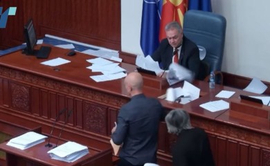 Haos u Sobranju: Poslanici polomili kompjuter, gađali predsjedavajućeg (VIDEO)