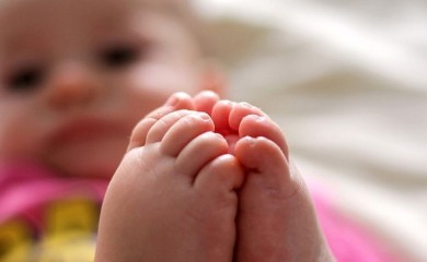 Stariji sin jedva preživio: Beba umrla od gladi, mama monstrum se dopisivala