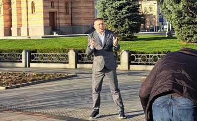 BAJA MALI KNINDŽA U CENTRU BANJALUKE Snima spot za pjesmu "Republiko Srpska, neka te čuva Bog