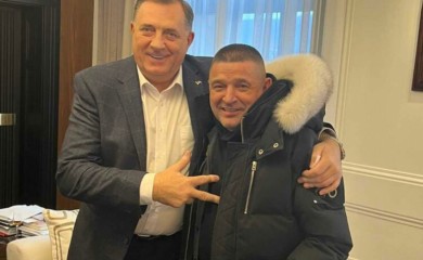 Tri prsta i zagrljaj: Knindža snimio spot, pa se sastao sa Dodikom