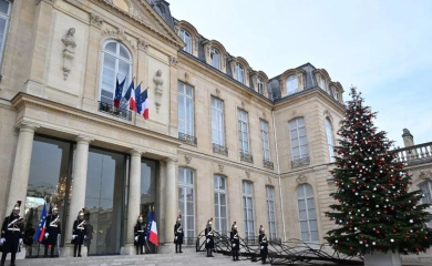 Ko je krao Makronove viljuške? Osoblje Jelisejske palate na sudu zbog krađe srebrnog posuđa.