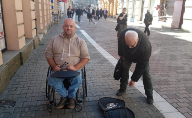 Ognjen svirajući u Gospodskoj ulici prikuplja novac za Tursku i Siriju