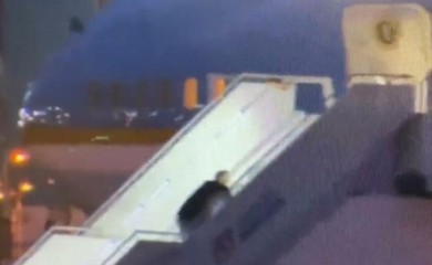 Bajden pao na stepenicama: Ulazio u predsjednički avion, a onda je sve pošlo po zlu (VIDEO)