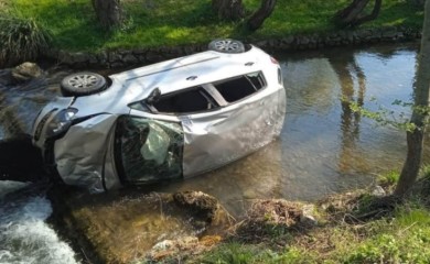 Promašili most: Polo sa petoricom mladića sletio u korito rijeke FOTO
