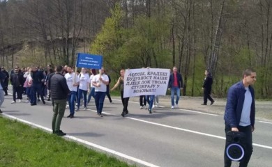 DNS-ovci protestovali nedaleko od kuće Željka Dubravca: “Lopove, kradeš budućnost naše djece dok tvoja studiraju u Bolonji"