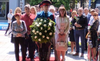 Položeni vijenci i cvijeće na spomen-obilježje “Život”