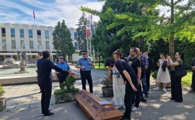 Protest pred Narodnom skupštinom zbog zakona o stranim agentima