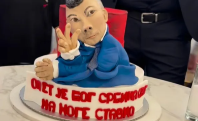 FIGURA NENADA NEŠIĆA I 3 PRSTA Pogledajte kakvu je tortu dobio lider DNS na proslavi izlaska iz pritvora