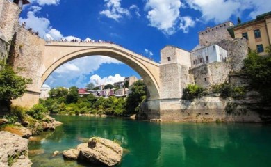 Skok sa Starog mosta u Mostaru umalo završio tragično VIDEO