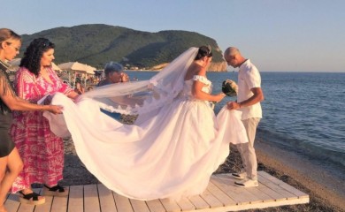 Lijepa priča iz Buljarice: Upoznali se na plaži, na istom mjestu se vjenčali