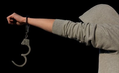 Osam godina robije zbog pljačke i razbojništva nad radnicom kladionice