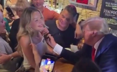 Tramp dijelio besplatne pizze, a onda zapeo za atraktivnu plavušu (VIDEO)
