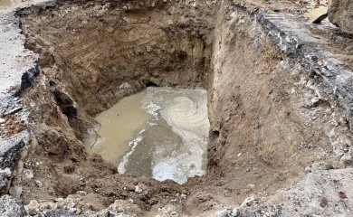 Otvorila se velika rupa u centru Prijedora, obustavljen saobraćaj