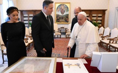 Službena posjeta Svetoj Stolici! Evo šta je Denis Bećirović poklonio papi Franji